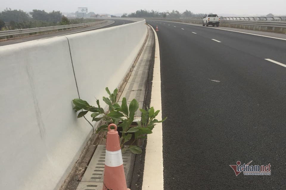 Đơn vị quản lý đặt vật cảnh báo trên cao tốc Lạng Sơn - Bắc Giang
